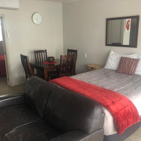 Absolute Lake View Motel Таупо Екстер'єр фото