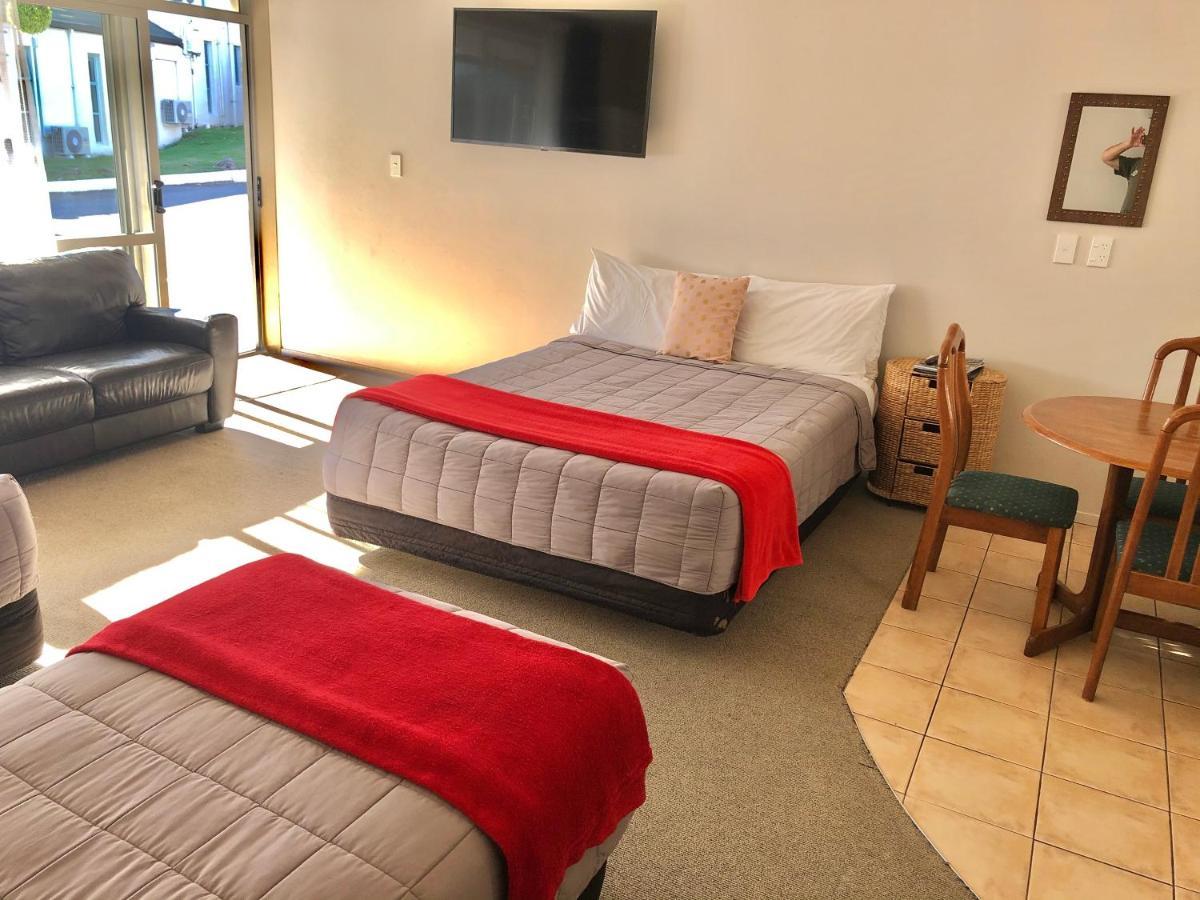 Absolute Lake View Motel Таупо Екстер'єр фото